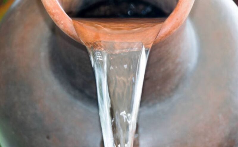 Earthen pots provide a natural way to cool water